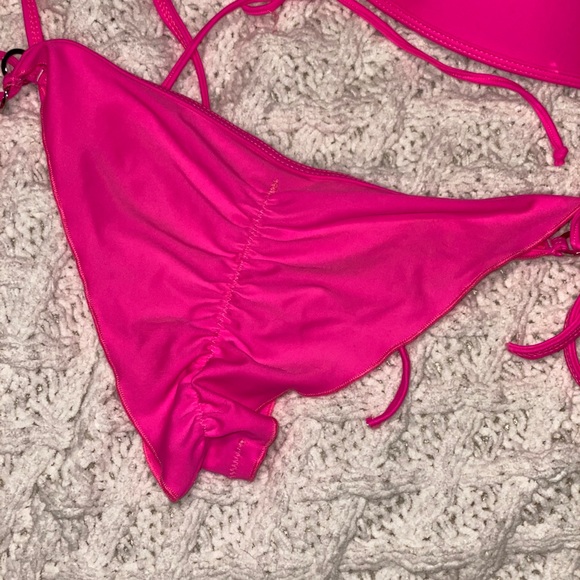 Bikini - Picture 2 of 3